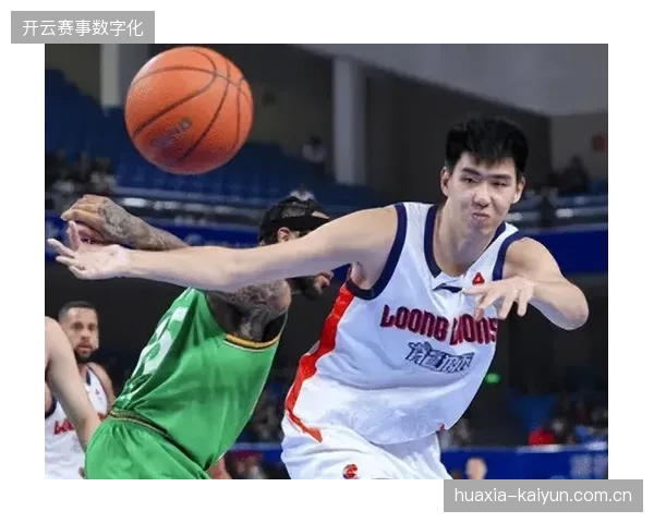 莫兰德延续篮板统治力,为辽宁队防守体系提供了可靠的篮板保障 莫兰德延续篮板统治力,为辽宁队防守体系提供了可靠的篮板保障